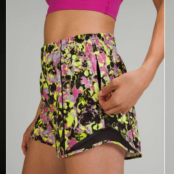 Lululemon Hotty Hot High-Rise Short 4"
Inflected Highlight Yellow Multi / Black - Picture 1 of 6